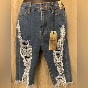 NWT Vibrant Distressed Bermuda Capris size Medium